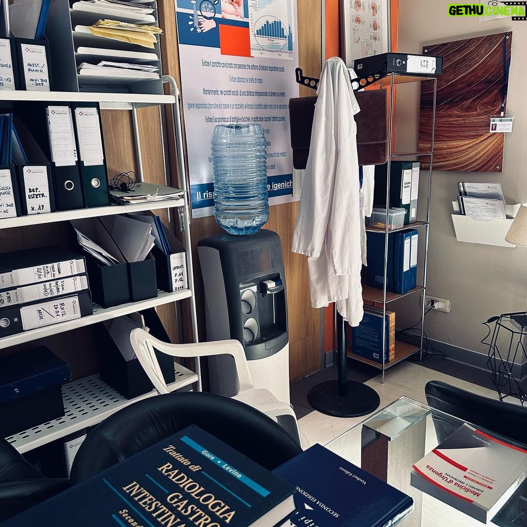 Luca Argentero - 129K Likes - Dettagli di scenografia…
“Non sto piangendo, mi è solo caduta un’Alba in un occhio…” cit.
#Doc3 #workinprogress