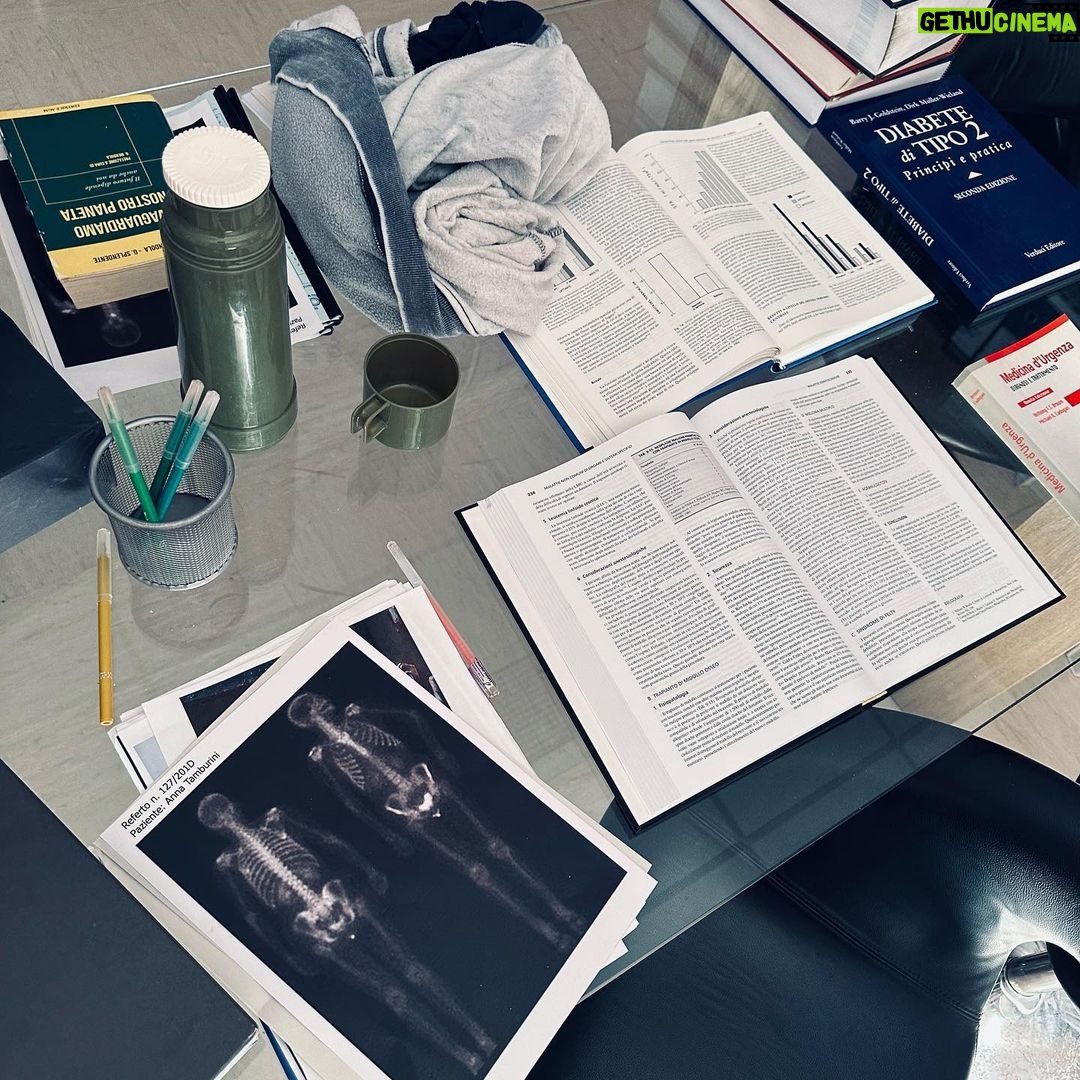 Luca Argentero - 129K Likes - Dettagli di scenografia…
“Non sto piangendo, mi è solo caduta un’Alba in un occhio…” cit.
#Doc3 #workinprogress