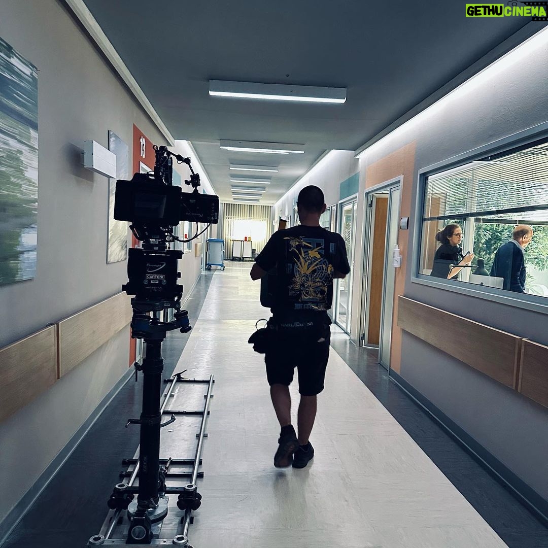 Luca Argentero - 129K Likes - Dettagli di scenografia…
“Non sto piangendo, mi è solo caduta un’Alba in un occhio…” cit.
#Doc3 #workinprogress