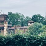 Luca Argentero Instagram - L’abbraccio piovigginoso della mia Torino, un grigio così familiare…Partire e ogni volta tornare, ma questa volta con un briciolo d’orgoglio in più: al Salone, con un romanzo… “Last but not least, i wanna thank me” cit @snoopdogg #disdicituttiimieiimpegni
