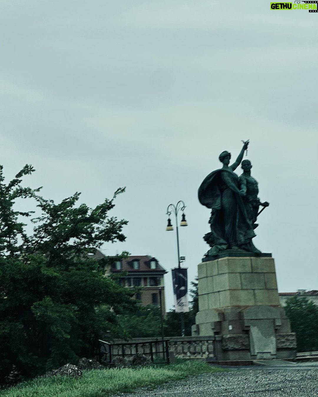 Luca Argentero Instagram - L’abbraccio piovigginoso della mia Torino, un grigio così familiare…Partire e ogni volta tornare, ma questa volta con un briciolo d’orgoglio in più: al Salone, con un romanzo… “Last but not least, i wanna thank me” cit @snoopdogg #disdicituttiimieiimpegni