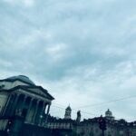Luca Argentero Instagram - L’abbraccio piovigginoso della mia Torino, un grigio così familiare…Partire e ogni volta tornare, ma questa volta con un briciolo d’orgoglio in più: al Salone, con un romanzo… “Last but not least, i wanna thank me” cit @snoopdogg #disdicituttiimieiimpegni