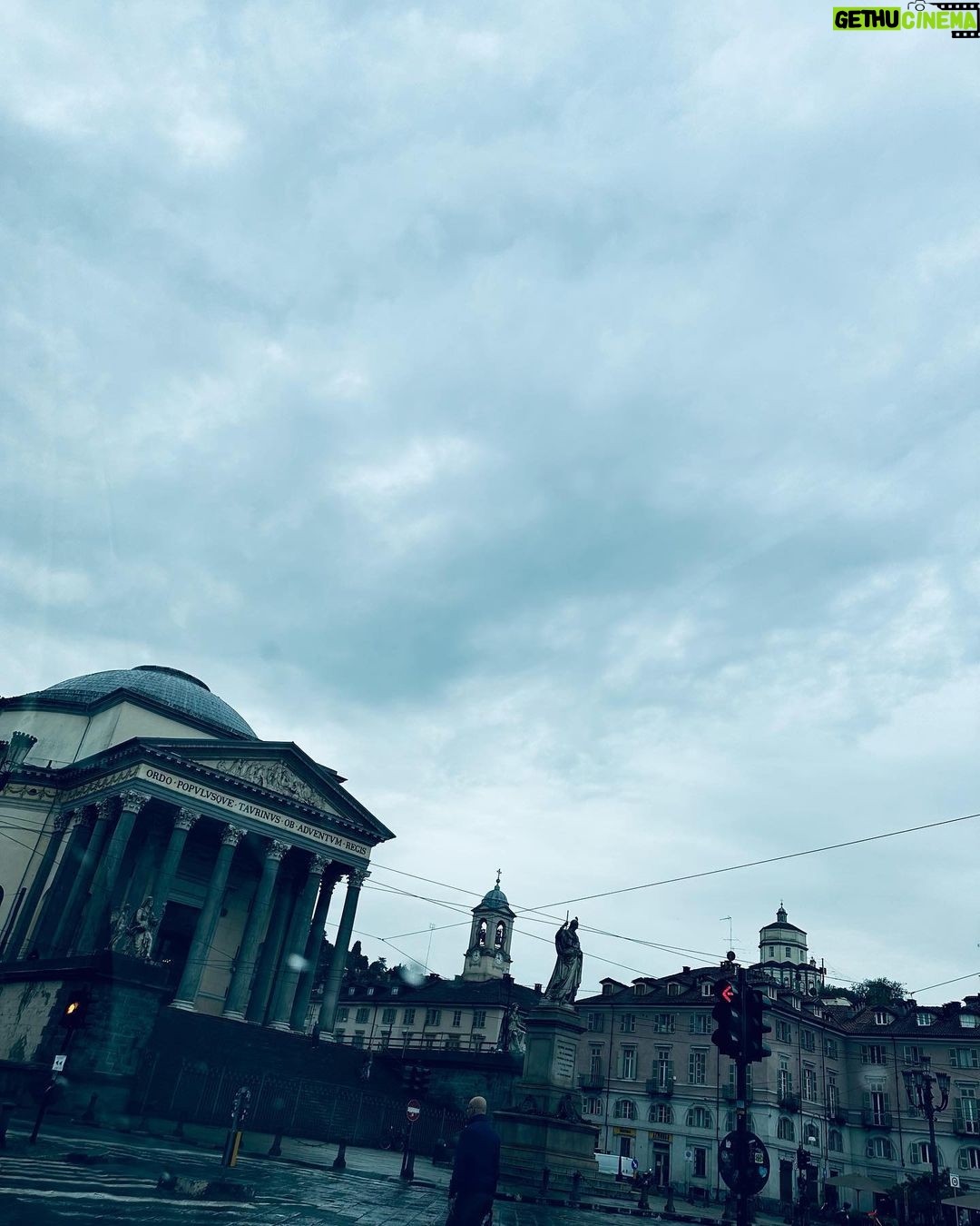 Luca Argentero Instagram - L’abbraccio piovigginoso della mia Torino, un grigio così familiare…Partire e ogni volta tornare, ma questa volta con un briciolo d’orgoglio in più: al Salone, con un romanzo… “Last but not least, i wanna thank me” cit @snoopdogg #disdicituttiimieiimpegni