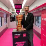 Luca Argentero Instagram - Ieri pomeriggio ho vissuto le emozioni del Giro d’Italia insieme al Regionale di Trenitalia. Gli atleti in sella alla bici e noi belli comodi, ma comunque sostenibili, a bordo del nuovo treno POP che consuma il 30% di energia in meno ed è fatto al 97% di materiali riciclabili. In pratica un treno super green e perfetto per chi ama pedalare, perché c’è spazio per portare la bici e persino le prese per ricaricare quelle elettriche. E poi puoi rilassati e goderti il panorama, come quello della splendida Liguria, mentre raggiungi più di 1700 destinazioni culturali, naturali e sportive. Quindi pronti, si parte! Ci vediamo sul Regionale. @trenitaliaregionale @elenasantarelli #TrenitaliaRegionale #TrenitaliaOfficialGreenCarrier #giro #OgniViaggioUnTraguardo #adv