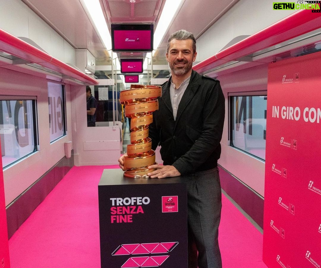 Luca Argentero Instagram - Ieri pomeriggio ho vissuto le emozioni del Giro d’Italia insieme al Regionale di Trenitalia. Gli atleti in sella alla bici e noi belli comodi, ma comunque sostenibili, a bordo del nuovo treno POP che consuma il 30% di energia in meno ed è fatto al 97% di materiali riciclabili. In pratica un treno super green e perfetto per chi ama pedalare, perché c’è spazio per portare la bici e persino le prese per ricaricare quelle elettriche. E poi puoi rilassati e goderti il panorama, come quello della splendida Liguria, mentre raggiungi più di 1700 destinazioni culturali, naturali e sportive. Quindi pronti, si parte! Ci vediamo sul Regionale. @trenitaliaregionale @elenasantarelli #TrenitaliaRegionale #TrenitaliaOfficialGreenCarrier #giro #OgniViaggioUnTraguardo #adv