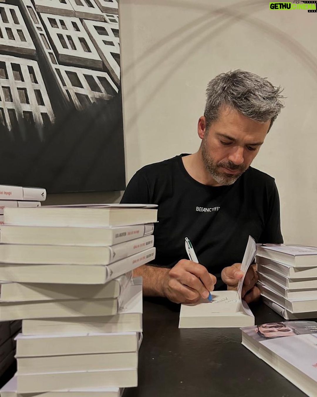 Luca Argentero Instagram - PRIMA RISTAMPA!!! Che soddisfazione…😊 E altro giro di copie autografate… ⬆️link in bio! #disdicituttiimieiimpegni @librimondadori