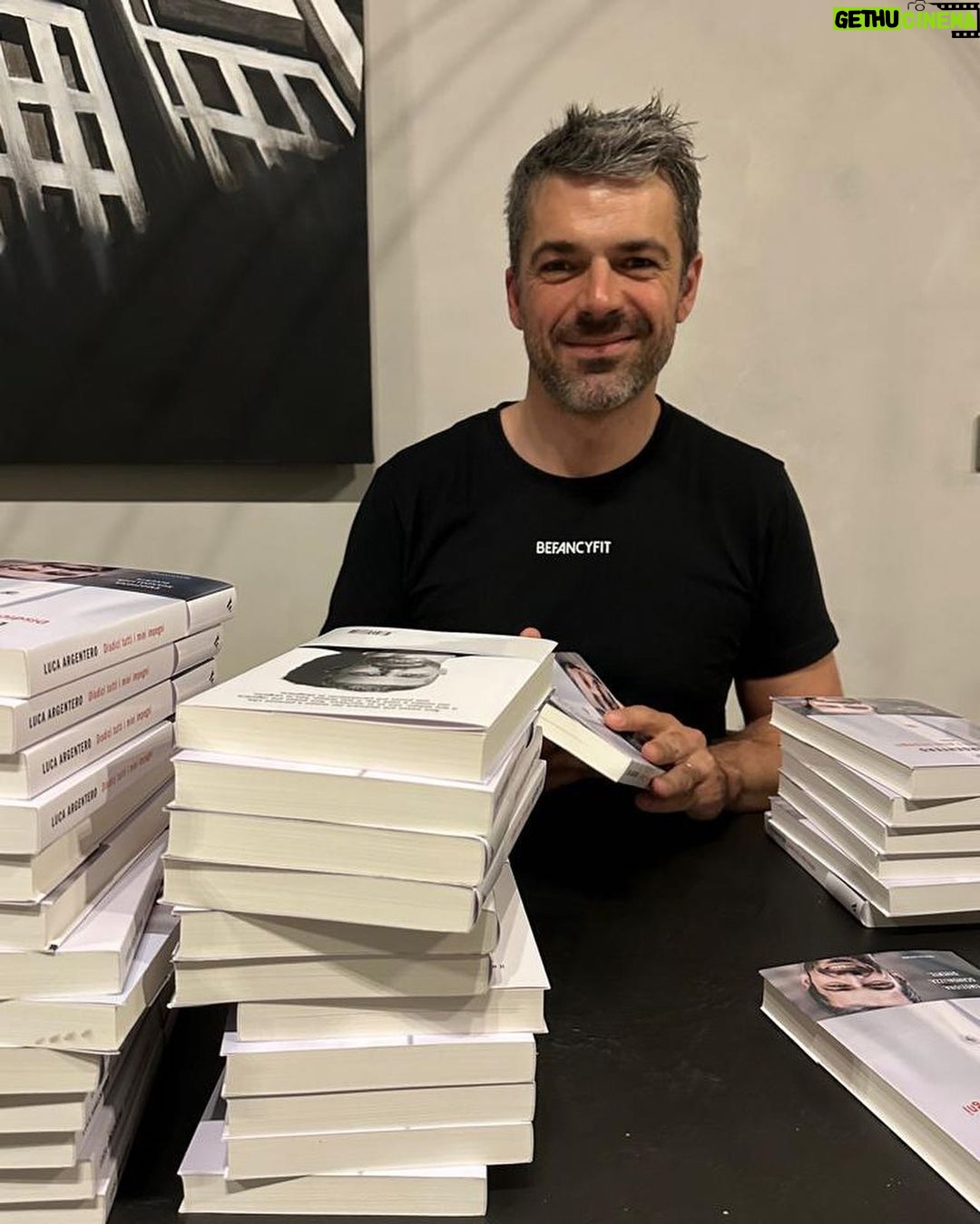 Luca Argentero Instagram - PRIMA RISTAMPA!!! Che soddisfazione…😊 E altro giro di copie autografate… ⬆️link in bio! #disdicituttiimieiimpegni @librimondadori