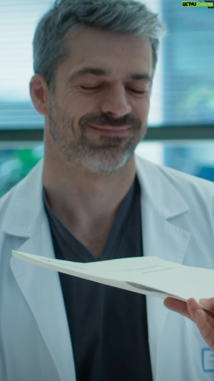 Luca Argentero Instagram - Lunedì. Entri in ufficio con simpatia, ma ti riportano subito alla dura realtà dei fatti. 😮💨 Aspettando i nuovi episodi, rivediamo le scene più divertenti di questa stagione! 😂 Tutti gli episodi sono sempre disponibili su RaiPlay. #DOCNelleTueMani3 #DOC3 #LucaArgentero #MatildeGioli #MarcoRossetti