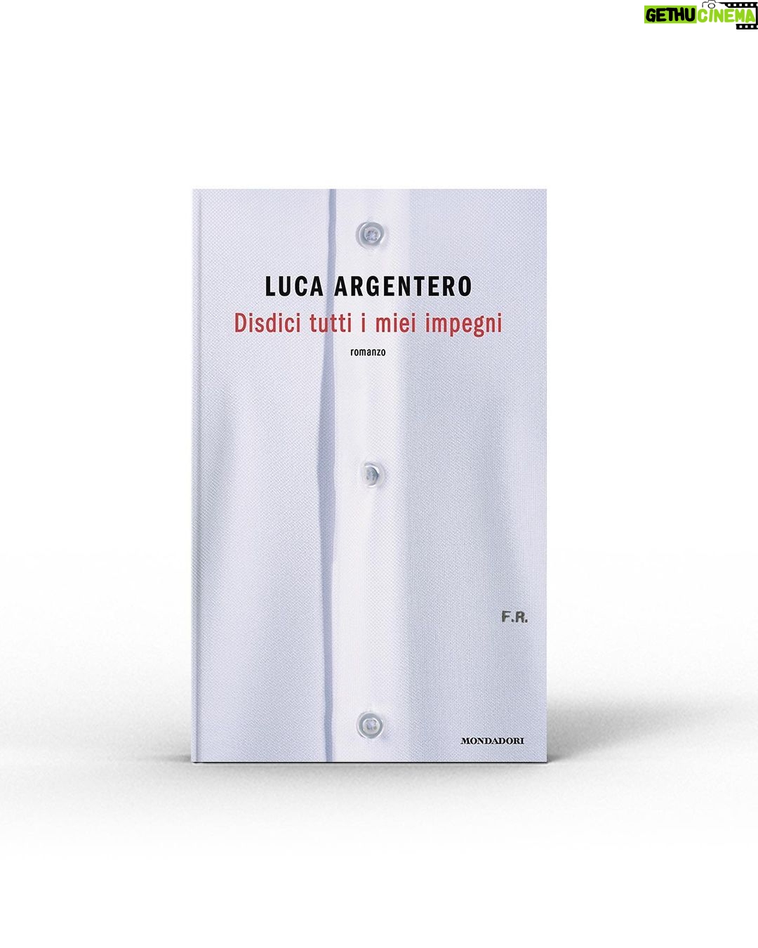 Luca Argentero Instagram - Chi è Fabio Resti? Uno scintillante imprenditore romano che traffica con successo nel business degli eventi aziendali, la cui vita piomba nell’ombra più anonima quando riceve un’inattesa telefonata da parte della Guardia di Finanza: l’ufficiale Belfiore deve consegnargli una urgente comunicazione giudiziaria che lo riguarda. Causa il possibile inquinamento delle prove, Fabio è costretto a disdire tutti gli impegni e a iniziare l’estate agli arresti domiciliari, a casa dei suoi genitori, in via di Val Tellina, invece che a Formentera o in Salento. È un colpo durissimo, ma anche l’inizio di una piccola, personale rivoluzione. “Disdici tutti i miei impegni” è il romanzo d’esordio di @lucaargentero . Con le coinvolgenti disavventure di Fabio Resti, descrive la sghemba parabola di una generazione che ha inseguito un mito edonistico a colpi di eccessi e di politicamente scorretto. Disdite pure i vostri impegni e correte in libreria! Disponibile dal 18 aprile 👨💼
