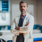 Luca Argentero Instagram - E con questa carrellata di foto dei nostri amati “doc”, vi auguriamo una buona visione. Stasera ultima imperdibile puntata di #DocNelleTueMani3. Tra pochissimo su Rai1 e RaiPlay. #DOC3