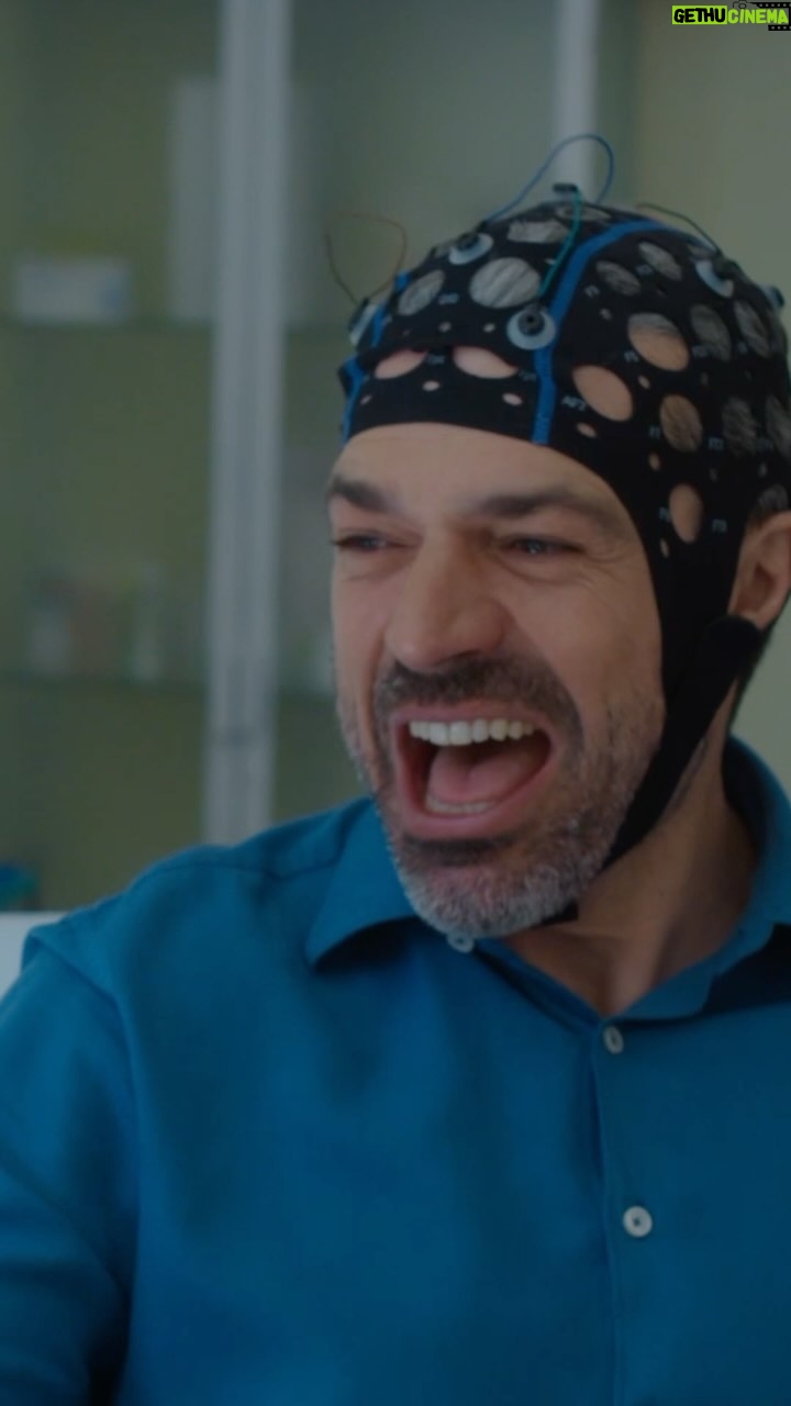 Luca Argentero Instagram - In questo apparente tristissimo #bluemonday vogliamo risollevarci il morale con una risata: rivediamo lo scherzo epico di DOC ad Enrico Sandri!!! ⚡️🤣 Una domanda ci sorge spontanea: @lucaargentero quanto c’è di scripted e quanto di tuo? 😁 💙 La prima puntata si #DOCNelleTueMani3 è disponibile su RaiPlay! 🤗 #DOC3 #LucaArgentero #GiovanniScifoni