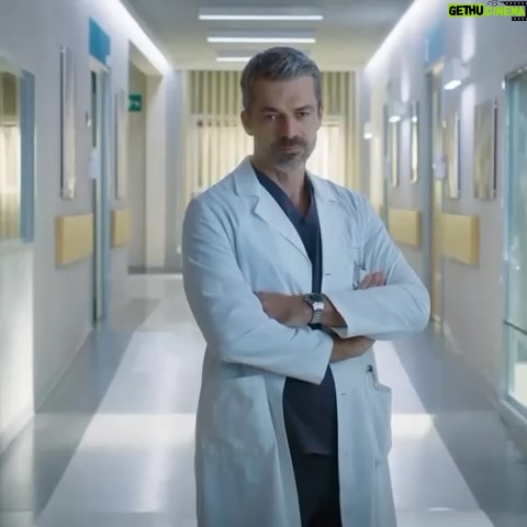 Luca Argentero Instagram - Affrontare un passato diverso da quello che gli hanno raccontato: è la sfida più difficile quella che attende il nostro DOC nella terza, attesissima stagione. La “vecchia” e “nuova” squadra tra poco su Rai1 e RaiPlay. Non mancate 😉 #Doc3 #docnelletuemani3