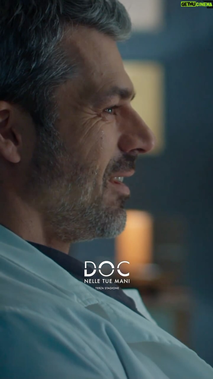 Luca Argentero Instagram - Affrontare un passato diverso da quello che gli hanno raccontato: è la sfida più difficile quella che attende il nostro DOC. I ricordi saranno fondamentali per ricostruire il suo passato, ma quanto saranno affidabili? Da questa sera la terza attesissima stagione di #DOCNelleTueMani3, alle 21:30 su Rai1. #DOC3 #LuxVide #Fremantle #LucaArgentero