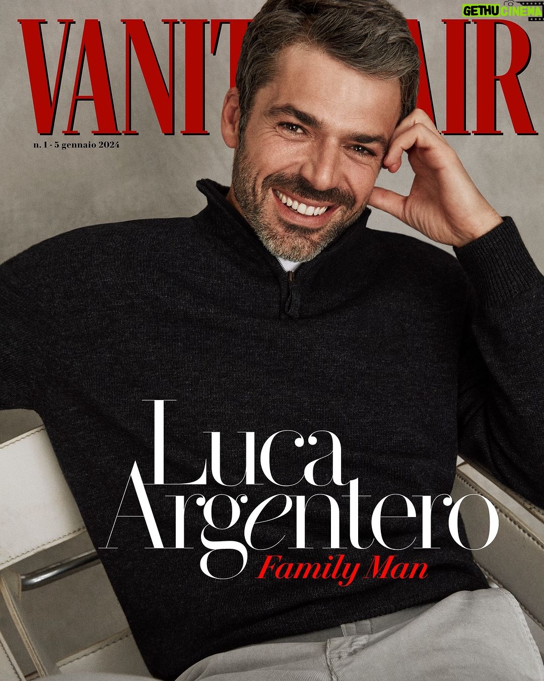 Luca Argentero Instagram - È la star della tv italiana, pronto a ritornare dall’11 gennaio nei panni del dottore più famoso d’Italia nella nuova stagione di Doc - Nelle tue mani. Eppure le priorità, al momento, sono chiarissime: «Ora sono concentrato al 95 per cento sulla famiglia e al restante cinque sul lavoro». E la «pensione» è una prospettiva felice: «Per me andare in pensione non significa mettersi in ciabatte e guardare la tv tutto il giorno. Significa non piegare la vita al lavoro, ma il lavoro alla vita. Il lavoro deve essere solo una delle cose che fai, non l’unica». E poi l’amore, i sogni e il tempo che passa. Luca Argentero (@lucaargentero) è il protagonista della cover digitale di questa settimana. L’intervista è al link in bio #VFdigitalcover Intervista di @mariomanca89 Foto di A. Russo