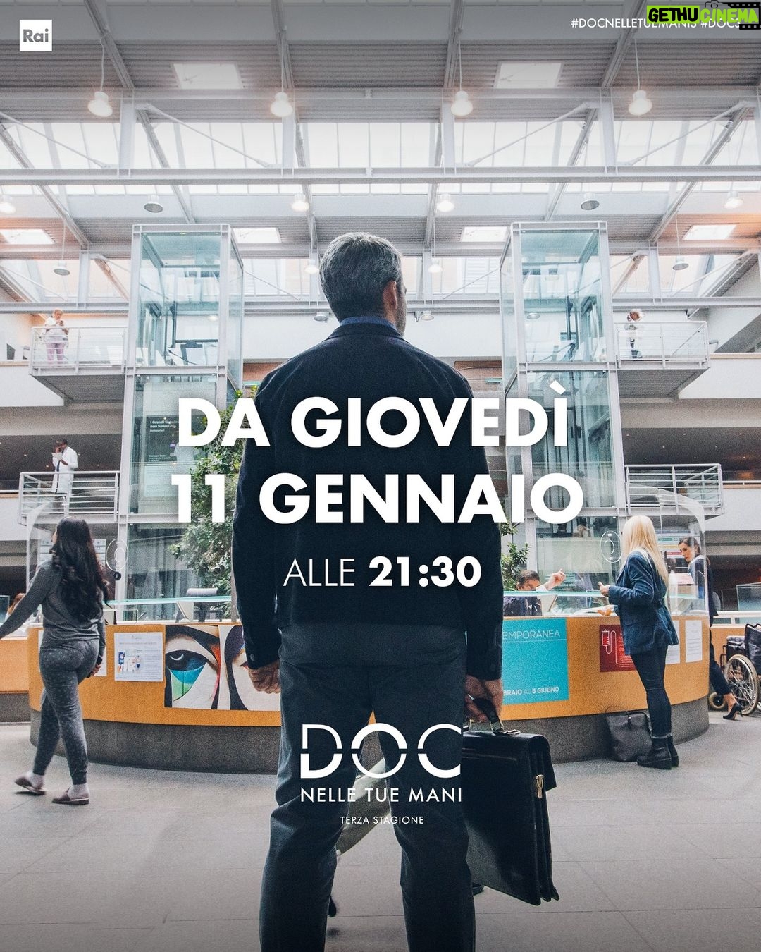 Luca Argentero Instagram - I prossimi giovedì non ci saremo per nessuno. O meglio: ci saremo ma solo per DOC e per la sua squadra... ☝️😌 Dall’11 gennaio ci aspettano 8 imperdibili serate in compagnia di #DOCNelleTueMani3, alle 21:30 su Rai1 ed in streaming su RaiPlay. 🤲 💙 E chi se lo perde!?! 🤌 #DOC3 #lucaargentero #matildegioli #giovanniscifoni #pierpaolospollon #saralazzaro #marcorossetti #elisadieusanio #giacomogiorgio #elisawong #lauracravedi #serietv #fiction #fictionitaliana #serietvaddicted #serietvdavedere #serietvmania #teamdivano #luxvide #raifiction #rai1 #raiplay
