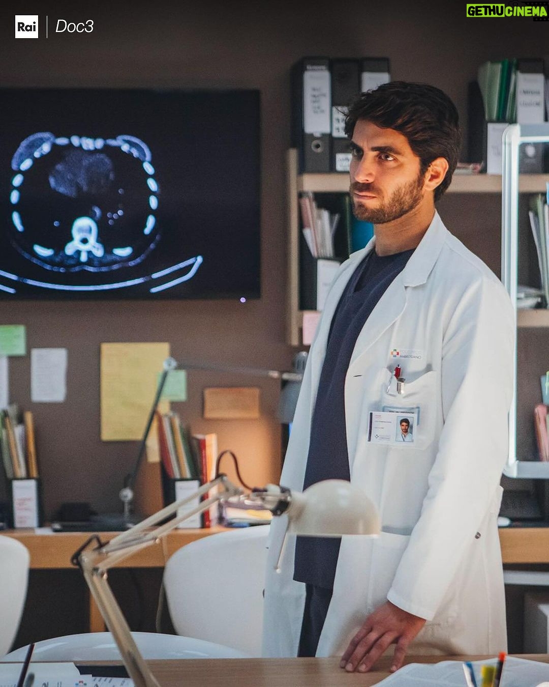 Luca Argentero Instagram - E con questa carrellata di foto dei nostri amati “doc”, vi auguriamo una buona visione. Stasera ultima imperdibile puntata di #DocNelleTueMani3. Tra pochissimo su Rai1 e RaiPlay. #DOC3