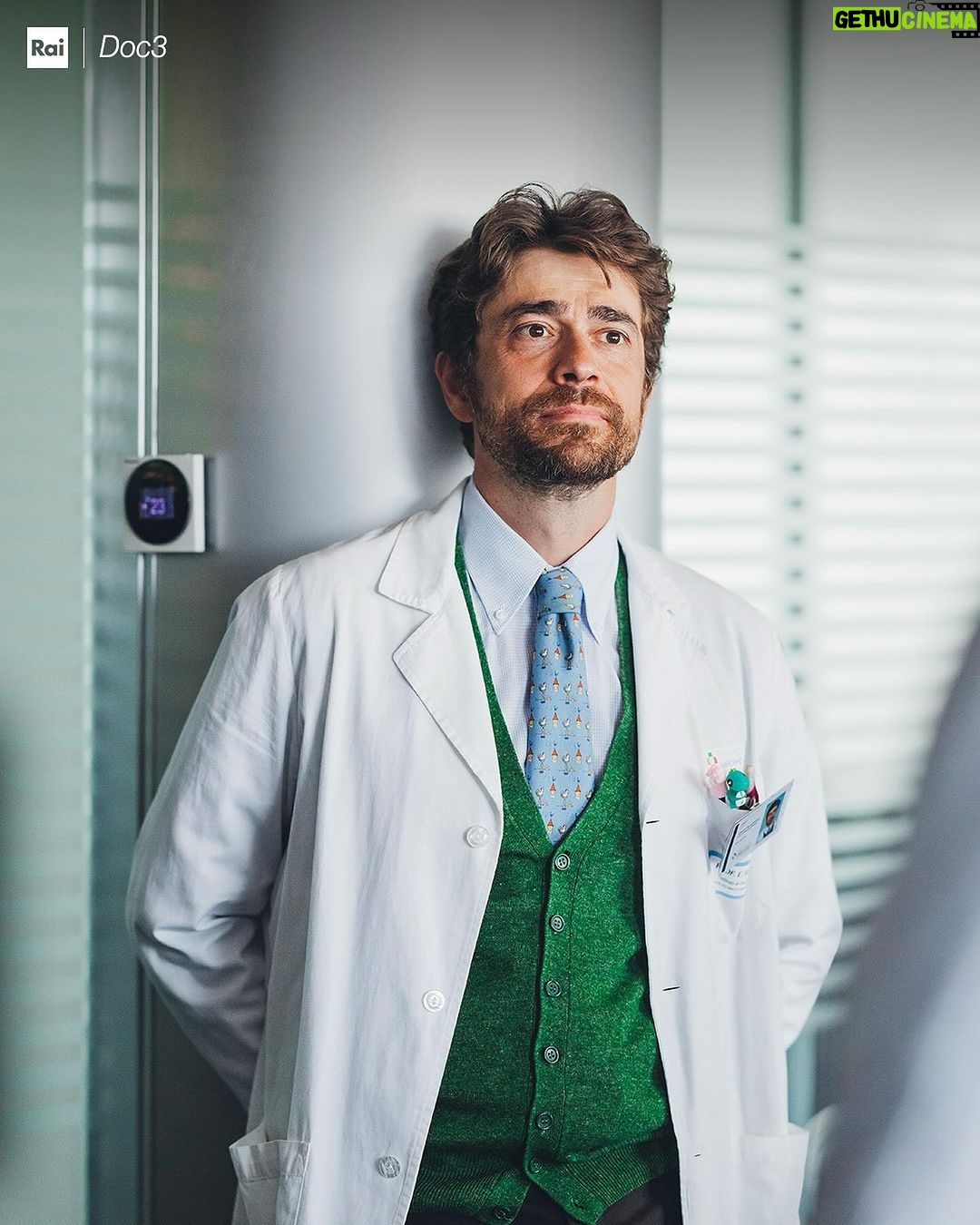 Luca Argentero Instagram - E con questa carrellata di foto dei nostri amati “doc”, vi auguriamo una buona visione. Stasera ultima imperdibile puntata di #DocNelleTueMani3. Tra pochissimo su Rai1 e RaiPlay. #DOC3