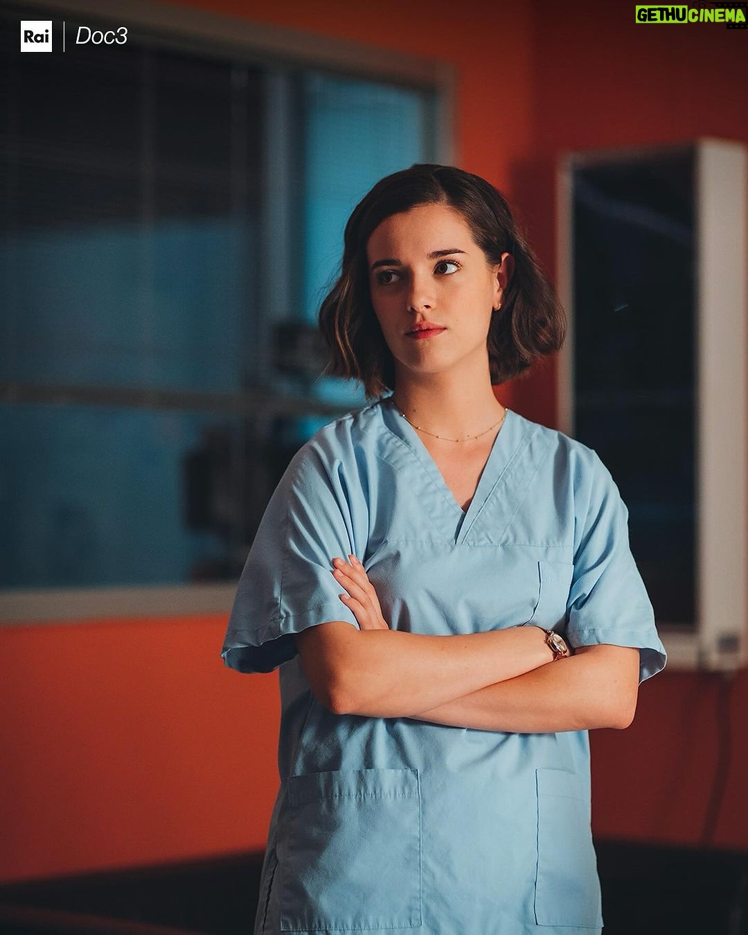 Luca Argentero Instagram - E con questa carrellata di foto dei nostri amati “doc”, vi auguriamo una buona visione. Stasera ultima imperdibile puntata di #DocNelleTueMani3. Tra pochissimo su Rai1 e RaiPlay. #DOC3