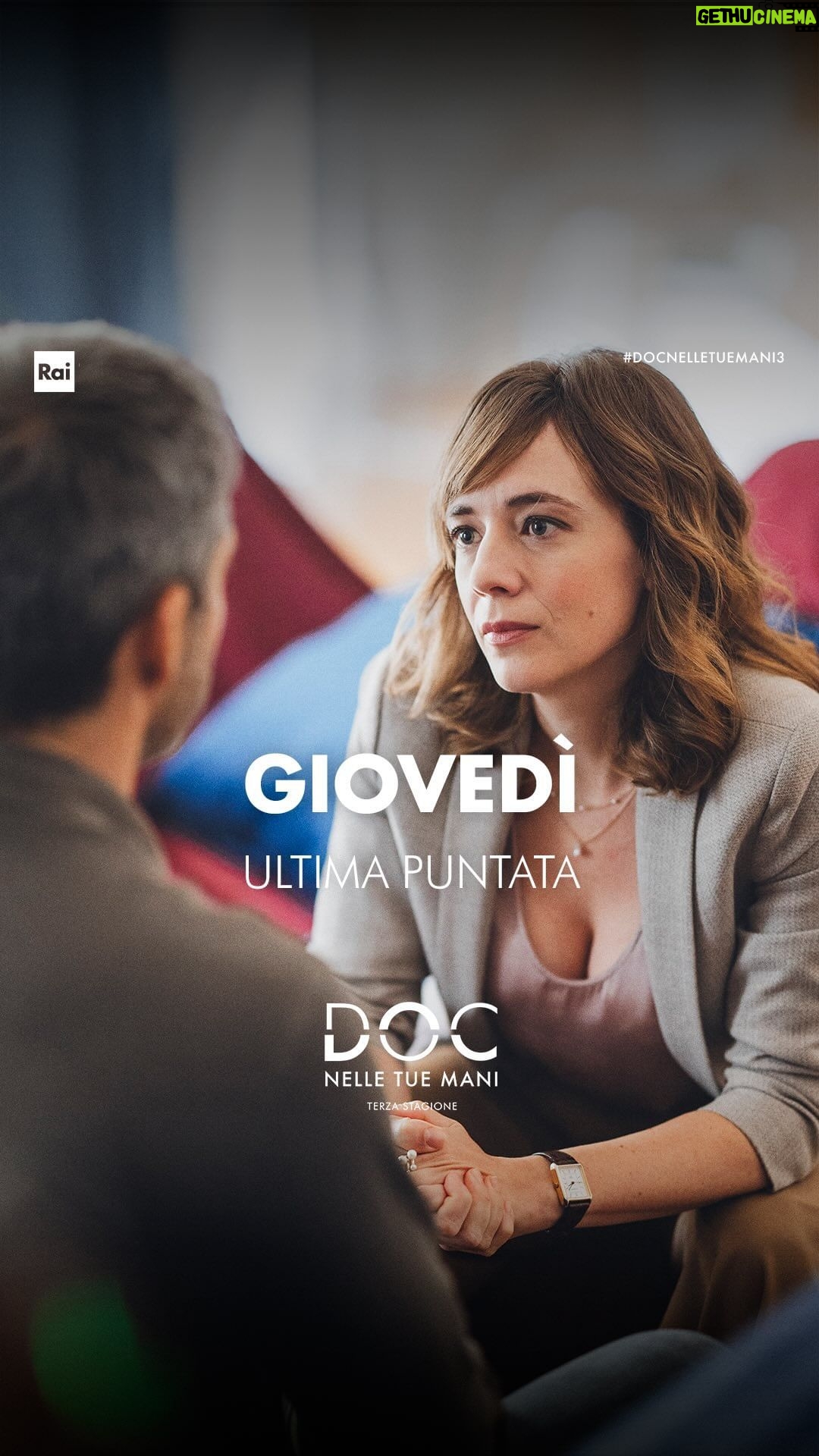 Luca Argentero Instagram - Ve lo diciamo: noi non siamo assolutamente siamo pronti per affrontare il finale di stagione di #DOCNelleTueMani3: giovedì alle 21:30 su Rai1 ed in streaming su RaiPlay gli ultimi due imperdibili episodi! 😮💨🙏🏻💙 🔹 EPISODIO 15 – Quello che si deve fare Marzo 2011. Andrea è costretto a fare i conti con la malattia di Agnese, ma un’inaspettata notizia dall’America riaccende le speranze. In ospedale il neo-primario viene messo invece in difficoltà da un caso dalla diagnosi difficile, che costringerà qualcuno a un terribile compromesso. Nel frattempo, a Lorenzo viene affidato il signor Gianfranco, un paziente arrivato da una RSA a cui è stato prescritto un medicinale in dosi eccessive. 🔹 EPISODIO 16 – Liberi In reparto è arrivato il momento della verità. Mentre Federico affronta il suo ultimo giorno all’Ambrosiano e Martina prende una decisione che lascia di stucco il resto della squadra, Doc deve fare i conti con la verità che Agnese gli ha raccontato e che l’ha costretto a cambiare prospettiva sul suo passato. È convinto che non possa andare peggio di così almeno fino a quando viene ricoverata una persona davvero speciale. Tutti gli episodi andati in onda sono disponibili su RaiPlay! 😊 #DOC3 #finaledistagione #ultimapuntata #LucaArgentero #SaraLazzaro #MatildeGioli #PierpaoloSpollon #MarcoRossetti #GiovanniScifoni #ElisaDiEusanio #GiacomoGiorgio #ElisaWong #MartinaCravedi #JanMichelini #MatteoOleotto #NicolaAbbatangelo #FrancescoArlanch #ViolaRispoli #LuxVide #Rai1 #RaiPlay #RaiFiction #bestseries #serietv