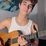 Lucas Burgatti Instagram - Isso é a única coisa que eu quero… Tua presença 🙌🏼🙏🏼❤️ #cover #music #acoustic #guitar #violao #eusóquerotuapresença #theorubia #casaworship
