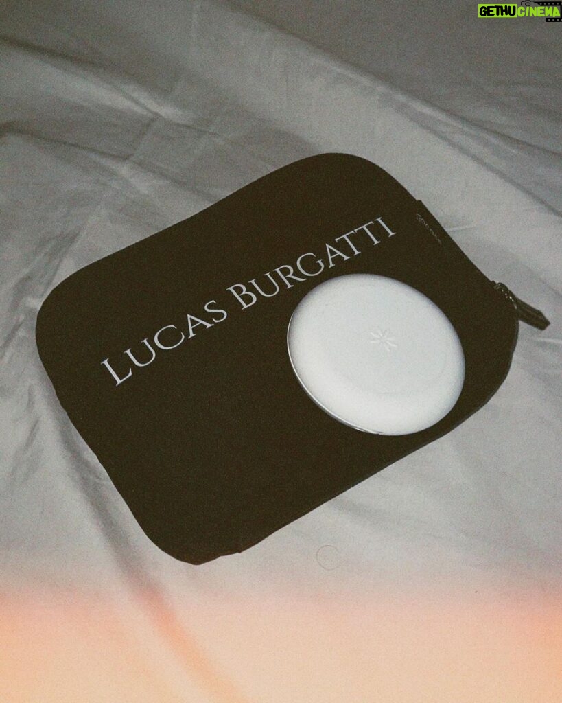 Lucas Burgatti Instagram - Serenidade no sorriso de quem tem @invisalignbrasil onde quer que eu vá. E o tratamento impecável da @clinica.alyah 😁❤️🦷 #invisalign #MinhaTransformacaoInvisalign