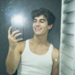 Lucas Burgatti Instagram - Serenidade no sorriso de quem tem @invisalignbrasil onde quer que eu vá. E o tratamento impecável da @clinica.alyah 😁❤️🦷 #invisalign #MinhaTransformacaoInvisalign