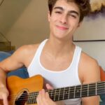 Lucas Burgatti Instagram - Em meio a adversidade as vezes esquecemos que Deus está ali também. Por mais difícil que seja o problema que você tem, eu peço, fique alegre pela ESPERANÇA que você tem. E precisamos ter a esperança alinhada e fortalecida naquele que VIVE ! Então não temas e creia no amanhã que Deus preparou 🙌🏼 #cover #music #acoustic #voz #violao #gospel #deus #porqueelevive
