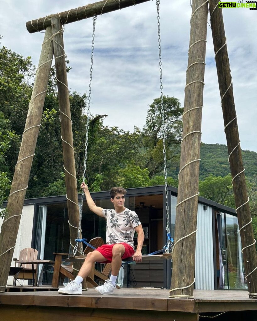 Lucas Burgatti Instagram - Que lugar sensacional 🤌🏼 🚣‍♀️❤️⛰️ Tivemos uma experiência única de adrenalina com o @brasilraftpark e ficamos em uma casa modular @depoisdohorizonte que proporcionou momentos de paz e tranquilidade… O equilíbrio perfeito