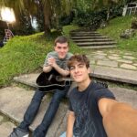 Lucas Burgatti Instagram - Ganhei um presente que foi contracenar com esse elenco incrível e poder curtir muito durante um mês e meio de gravação que passou rápido demais por sinal. O filme está lindo graças a todo esse time. E obrigado @panoramica_filmes por confiar a mim esse personagem tão incrível que pude viver ❤️ Diggy e @tudoporumpopstar2 vem aí pessoal 🎸🎬🪩