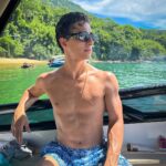 Lucas Burgatti Instagram - Me sentindo muito patrão desde quando fui a @oticascarolrj e escolhi esse óculos incrível 😎 kkkkkk Amor a primeira VISTA ! Obrigado @oticascarolrj e @fabriciobxavier 🫶🏻👌🏼