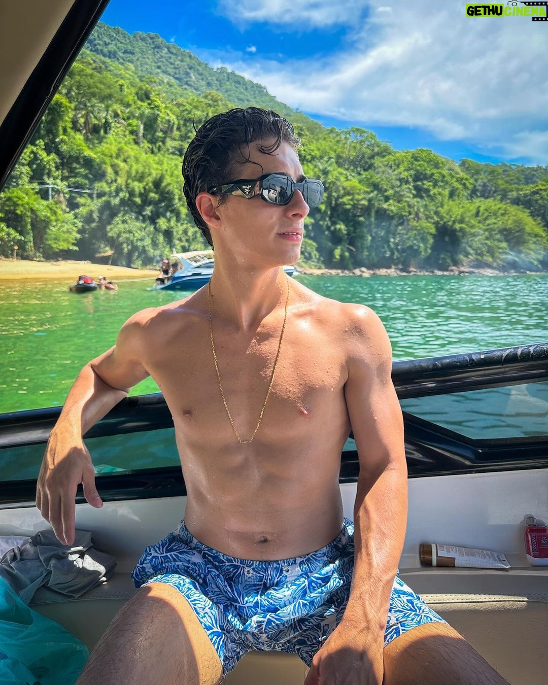 Lucas Burgatti Instagram - Me sentindo muito patrão desde quando fui a @oticascarolrj e escolhi esse óculos incrível 😎 kkkkkk Amor a primeira VISTA ! Obrigado @oticascarolrj e @fabriciobxavier 🫶🏻👌🏼