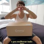 Lucas Burgatti Instagram - FINALMENTE 🙌🏼 !!! @emmacolchoes chegou aqui em casa e eu não sou mais o mesmo, porque agora eu sei o que é ter uma boa noite de sono 💤 Acompanhe esse unboxing completo desse Colchão e travesseiro maravilhosos. E pra você que tá afim de dar um upgrade no seu sono. Tem meu cupom de desconto: LUCASBURGATTI (link na bio) Semana do consumidor com ofertas de até 60% OFF Aproveitem !!!!!!!
