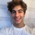 Lucas Burgatti Instagram - Tem uma frase que diz: Um sorriso no rosto é um reflexo de toda beleza interior que temos em nós. ENTÃO SORRIA 😁 Rindo à toa porque a @invisalignbrasil @clinica.alyah @melinatrianaf estão sempre cuidando do meu sorriso 🫶🏻