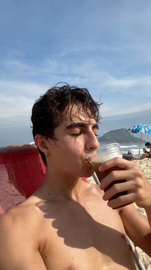 Lucas Burgatti Instagram - CARIOQUEI do melhor jeito possível 🫶🏻☀️📦 
@facarlog cuidou de tudo tranquilamente. 
Fica a dica se precisar dessa galera impecável ✨