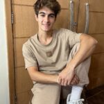 Lucas Burgatti Instagram - Já estava com saudade dos looks da @clc_colcci e hoje o brilho vai pra coleção PRIMAVERA 24 com outfits sensacionais 🫶🏻 #clc #clccolcci #primavera24 #publi