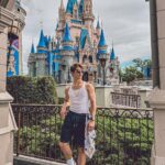 Lucas Burgatti Instagram - Magic Kingdom foi o ápice da emoção pra mim e minha família 🫶🏻🥹 Sem palavras pra descrever a felicidade que estou sentindo 🎢🇺🇸❤️ @meu.sonho.magico Magic Kingdom, Disney