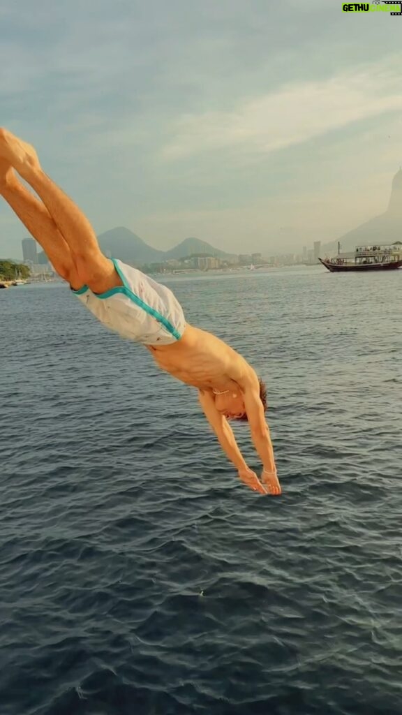 Lucas Burgatti Instagram - Rio de Janeiro • 15/06 Rolê de lancha com a @weboatbrasil na praia vermelha 🫶🏻🌊 Esses passeios não tem preço, e por isso sempre gosto de mostrar como foi nosso rolê 🤌🏼 - - @criativa_imagem Praia Vermelha