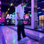 Lucas Burgatti Instagram - Sobre minha comemoração de 21 anos… fiz um vídeo pra mostrar os melhores momentos, os melhores amigos anhhh e como eu aproveitei 😮‍💨🫶🏻❤️ Valeu @bomboliche.atrium por me receber com todo carinho e diversão 🎳 E obrigado @dolce_delicatto por esse bolo delincrivel 🤤🎂