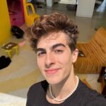 Lucas Burgatti Instagram - FIZ 21 🫶🏻😮‍💨❤️ - - Tô nem acreditando kkkkk Assim… sei que sou um cara novo ainda, mas tô me sentindo um idoso já 🤪 Eu tenho mesmo um espírito mais velho por natureza, porém agora eu tô tipo… nossa 21 😳 que estranho hahaha Preciso admitir, tenho muitas incertezas e coisas que me assustam ainda. Mas uma coisa que aprendi em 21 anos, é que Deus nunca me abandonou e nunca irá. Então isso me basta para viver todas as fases da melhor forma, uma de cada vez. Só sei que é bom crescer, amadurecer, experimentar e ser adulto. VAMO QUE VAMO 2.1 #rumoaos22