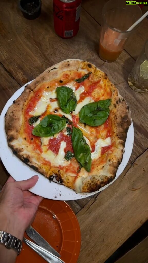 Lucas Burgatti Instagram - Noite de pizza com amigos queridos não tem preço ❤️🍕 Obrigado @artesanos.bakery pelas pizzas deliciosas e por receber a gente tão bem 🫶🏻