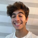 Lucas Burgatti Instagram - Tem uma frase que diz: Um sorriso no rosto é um reflexo de toda beleza interior que temos em nós. ENTÃO SORRIA 😁 Rindo à toa porque a @invisalignbrasil @clinica.alyah @melinatrianaf estão sempre cuidando do meu sorriso 🫶🏻