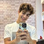 Lucas Burgatti Instagram - Tem uma frase que diz: Um sorriso no rosto é um reflexo de toda beleza interior que temos em nós. ENTÃO SORRIA 😁 Rindo à toa porque a @invisalignbrasil @clinica.alyah @melinatrianaf estão sempre cuidando do meu sorriso 🫶🏻