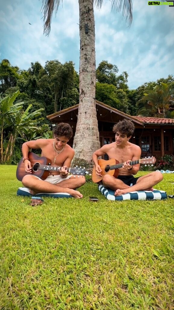Lucas Burgatti Instagram - “New Light” - John Mayer 💡✨ Essa foi a nossa trilha sonora de viagem no Paraíso brasileiro, chamado Angra dos Reis. Dessa vez, decidimos fazer uma gracinha e teve direito até à drone! (@eduardobarbozarj , você foi divônico! 😅) E claro, não podíamos deixar de inovar também na escolha da música, por isso JOHN JOHN, pra dar uma variada :) ENJOY 🫶🏼 #newlight #johnmayer #music #cover #dueto #drone #henrycechini #lucasburgatti Angra dos Reis, Rio de Janeiro, Brazil