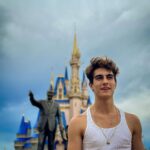 Lucas Burgatti Instagram - Magic Kingdom foi o ápice da emoção pra mim e minha família 🫶🏻🥹 Sem palavras pra descrever a felicidade que estou sentindo 🎢🇺🇸❤️ @meu.sonho.magico Magic Kingdom, Disney