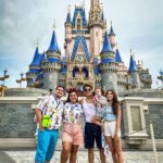 Lucas Burgatti Instagram - Magic Kingdom foi o ápice da emoção pra mim e minha família 🫶🏻🥹 Sem palavras pra descrever a felicidade que estou sentindo 🎢🇺🇸❤️ @meu.sonho.magico Magic Kingdom, Disney