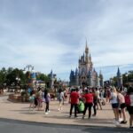 Lucas Burgatti Instagram - Magic Kingdom foi o ápice da emoção pra mim e minha família 🫶🏻🥹 Sem palavras pra descrever a felicidade que estou sentindo 🎢🇺🇸❤️ @meu.sonho.magico Magic Kingdom, Disney