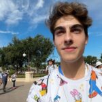 Lucas Burgatti Instagram - Magic Kingdom foi o ápice da emoção pra mim e minha família 🫶🏻🥹 Sem palavras pra descrever a felicidade que estou sentindo 🎢🇺🇸❤️ @meu.sonho.magico Magic Kingdom, Disney
