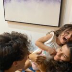 Lucas Burgatti Instagram - Amor incondicional eu diria ao assistir esse Reels 😊 Irmãos Burgatti na sua mais pura essência, momentos que tem um valor único e incomparável !! Expressam o quanto eles cuidam, amam, e protegem a Sarinha, estimulam na brincadeira e naturalidade, e assim descobrimos que é possível lidar com o autismo em normalidade entre irmãos quando há amor ❤️🥹 Palmas 👏🏼👏🏼 para os melhores irmãos do mundo @sophia_burgatti @burgattilucas #autismo #amordeirmaos #irmaosburgatti #familiaburgatti #irmaosdeautistas