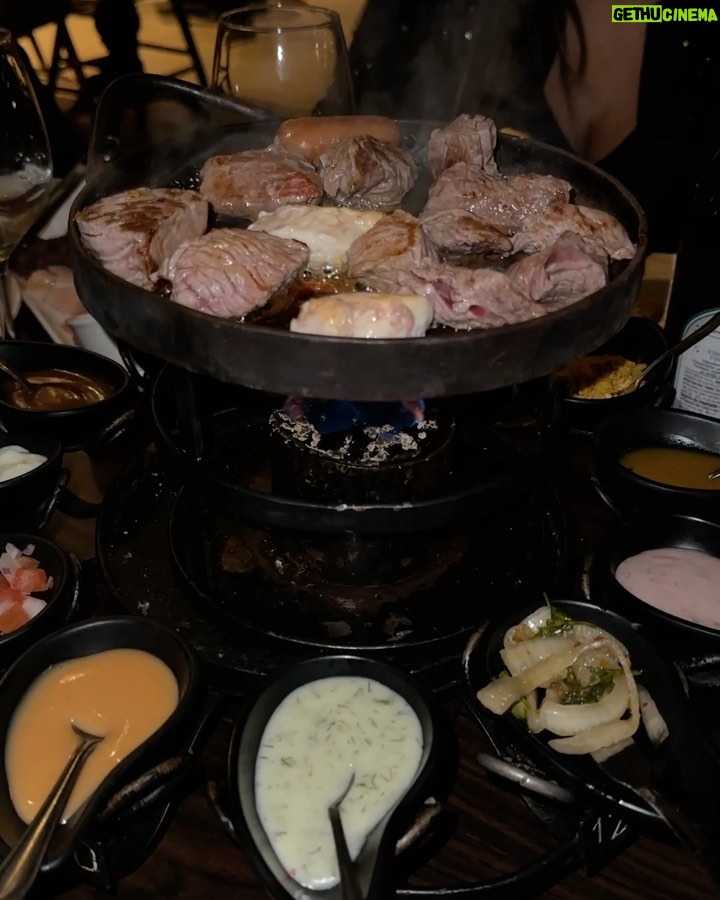 Lucas Burgatti Instagram - Fondue night by @hannoverfondue 🫕 Com elegância, música boa e comida impecável ❤️🔥🔥😮💨 Hannover Fondue