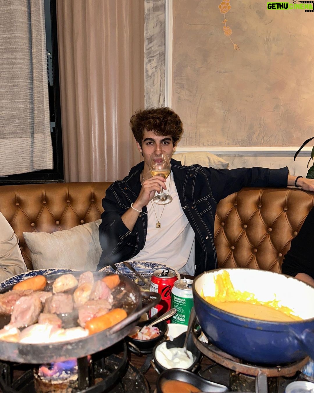 Lucas Burgatti Instagram - Fondue night by @hannoverfondue 🫕 Com elegância, música boa e comida impecável ❤️🔥🔥😮💨 Hannover Fondue